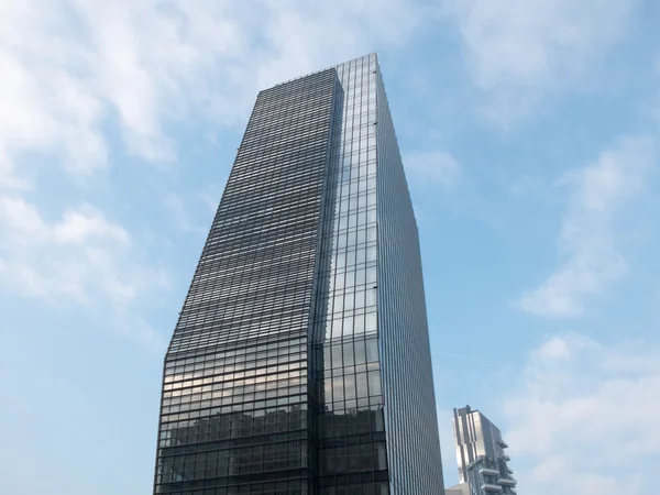 Moderna glas Office skyskrapa med blå himmel — Stockfoto