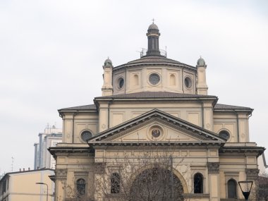Bulutlu gün tarihi zarif kilise cephe