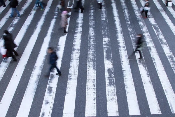Yüksek Açı Görünümü Bulanık Yayaların Trafik Saati sırasında Şehir Çevresindeki Soluk Çizgili Yol İşaretleriyle yaya geçidinde koşuşturması