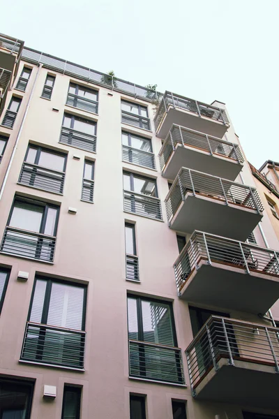 Moderno Condominio Low Rise con Balcones Pequeños — Foto de Stock