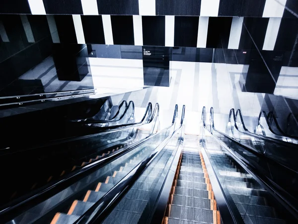 Blick Auf Die Metallglänzenden Modernen Rolltreppen Eingangsbereich Mit Gemustertem Boden — Stockfoto