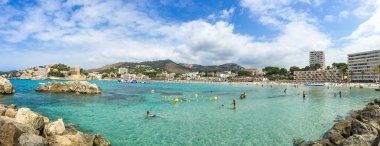 Yüzücüler ile mavi resort Koyu'nun panoramik görünüm