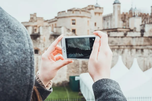 Woman Tourist Photographing Tower London Shoulder View Screen Her Mobile — 스톡 사진