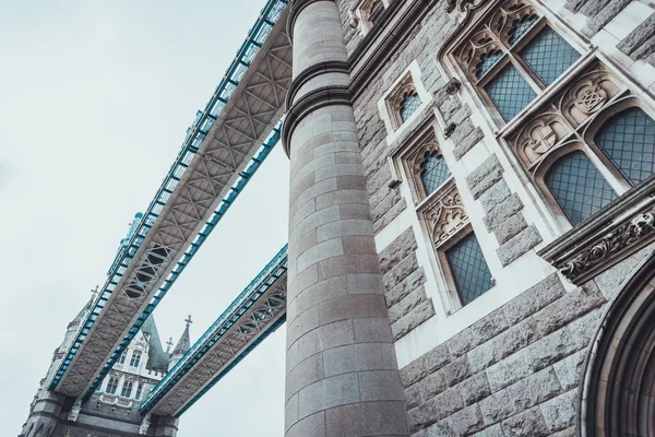 Architectonische details van de Tower Bridge, London — Stockfoto