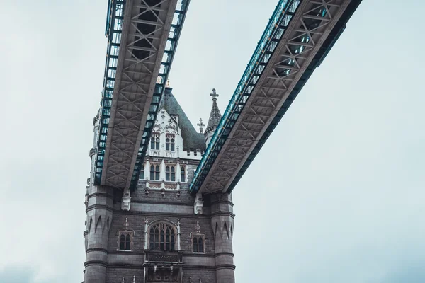 Пешеходная дорожка на Тауэрском мосту, Лондон — стоковое фото