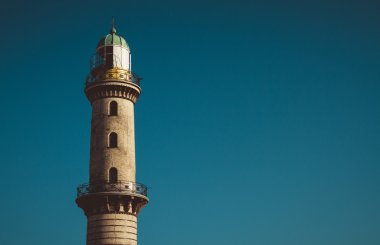 Gökyüzünde kopya alanı ile eski deniz feneri