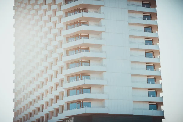 Высокое жилое здание с легким бликом — стоковое фото