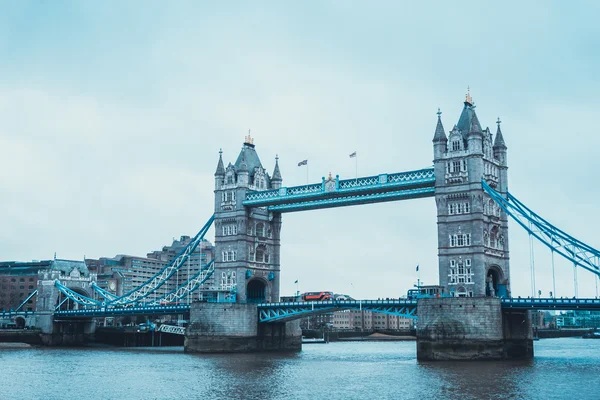 Tower Bridge přes řeku Temži, Londýn — Stock fotografie
