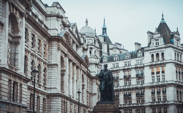 Estatua del hombre rodeada de edificios históricos —  Fotos de Stock