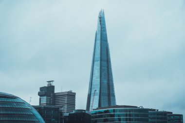 Uzun boylu şehirde bina üçgen