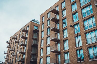 Balkonlu dairelerin düşük açılı görünüş