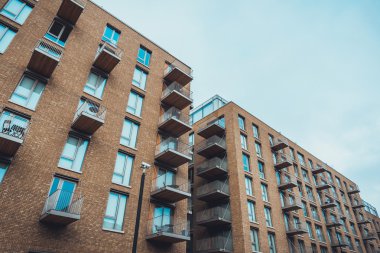 Balkonlu modern tuğla apartmanlar