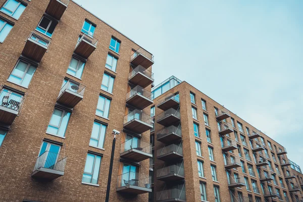 Modernos edificios de apartamentos de ladrillo con balcones —  Fotos de Stock