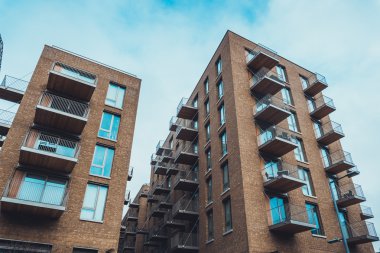 Tuğla kat mülkiyeti binalar Balkonlu