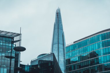 Londra, İngiltere ve Uk 'ta Bulutlu Gün' de Cam Cepheli Gökdelen 'in yer aldığı Modern Şehir Binaları Düşük Açı Görünümü