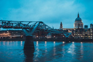 Kalabalık Milenyum Köprüsü, Popüler Turist Çekimi, St Pauls Katedrali 'nin Spanning Thames Nehri Bulutlu Akşamı Londra, İngiltere, Uk