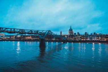 Kalabalık Milenyum Köprüsü, Popüler Turist Çekimi, St Pauls Katedrali 'nin Spanning Thames Nehri Bulutlu Akşamı Londra, İngiltere, Uk
