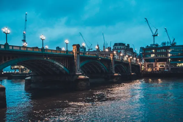 Southwark Bridge Illuminated Street Lights Arching Thames River Kilátással Építőipari — Stock Fotó