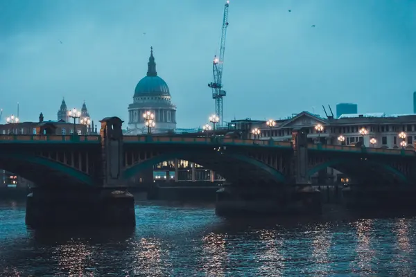 Pohled Řeku Southwark Přes Temži Historickou Katedrálou Pavla Pozadí Jeřábem — Stock fotografie