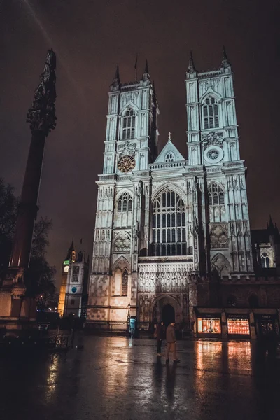 Mensen Wandelen Langs Historische Westminster Abdij Met Gotische Gevel Nachts — Stockfoto