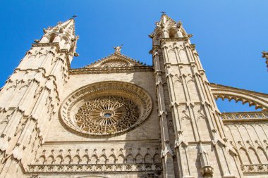 Mavi Gök, Mallorca, İspanya 'da Sunny Day ile Düşük Açılı Mimari Görünüm Tarihi La Seu Palma Katedrali Gül Penceresi, Çan Kulesi ve Buttress Detayları