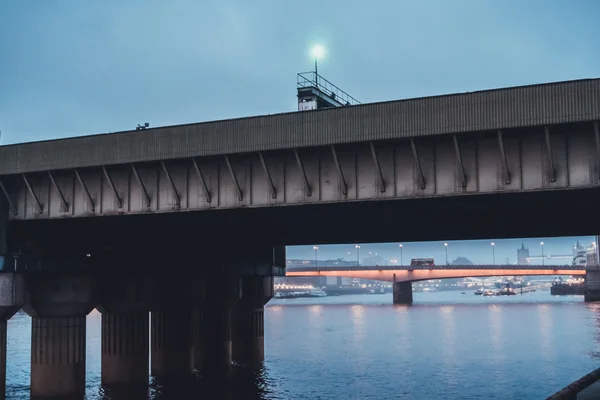 Close Bridges Crossing Thames River Illuminated London City Buildings Visible — Stock Photo, Image