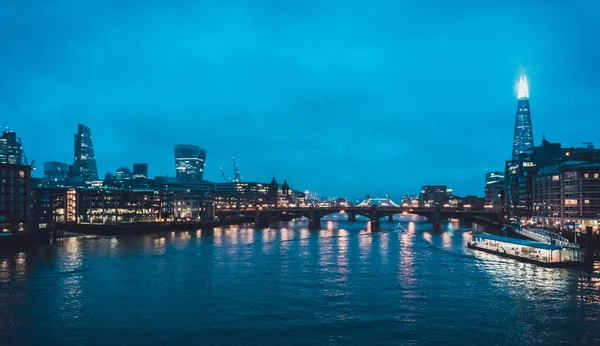 London City Skyline Thames River Featuring Shard Skyscraper Illuminated Beacon — 스톡 사진