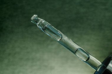 Yeşil arka planda kabarcıkları olan boru..