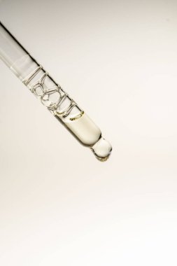 Yeşil arka planda kabarcıkları olan boru..