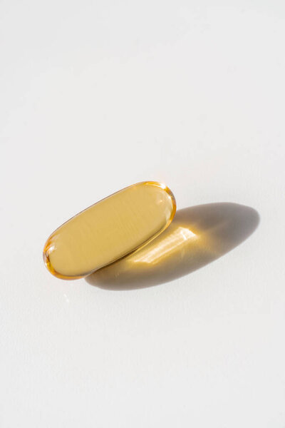 Капсулы с маслом на белом фоне