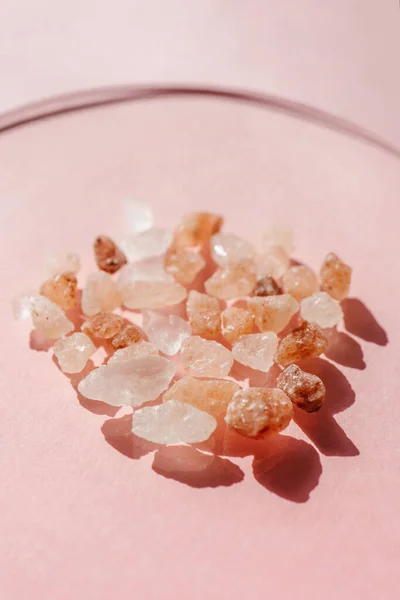 Piedras saladas del Himalaya sobre fondo rosa. — Foto de Stock