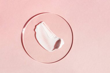 Pembe arka planda beyaz krema dokusu.