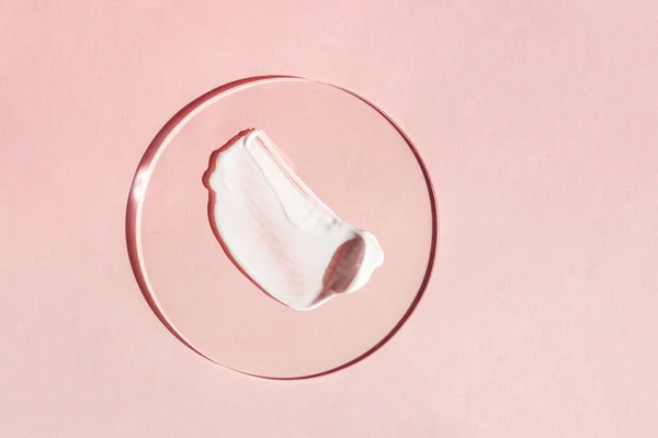 Pembe arka planda beyaz krema dokusu.