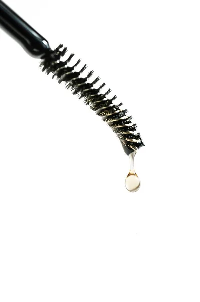 Kaşlar için bir damla yağ ve kirpikler fırçadan düşer.