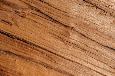 Üzerinde çatlaklar olan işlenmemiş eski ahşap dokusu..