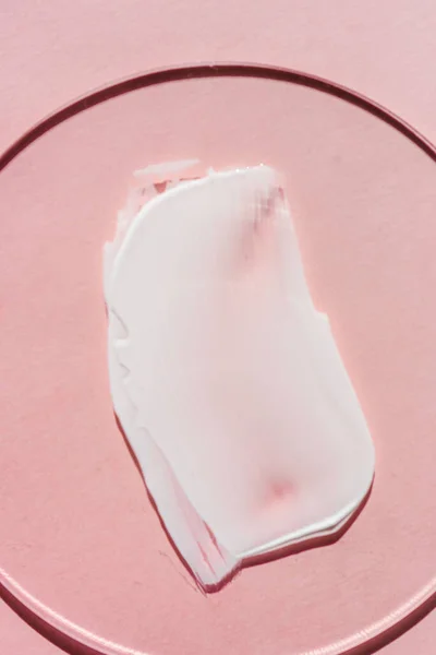 Pembe arka planda beyaz krema dokusu.