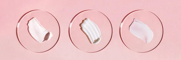 Pembe arka planda beyaz krema dokusu.