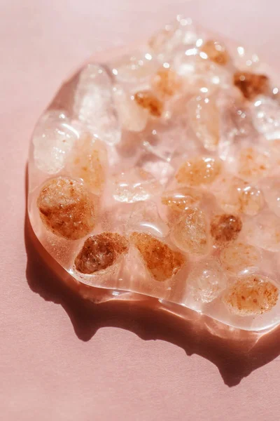 Piedras saladas del Himalaya sobre fondo rosa. — Foto de Stock