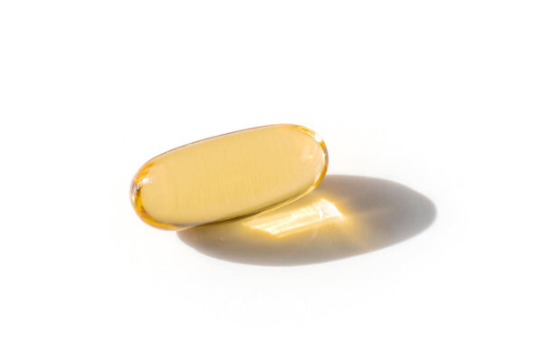 Капсулы с маслом на белом фоне