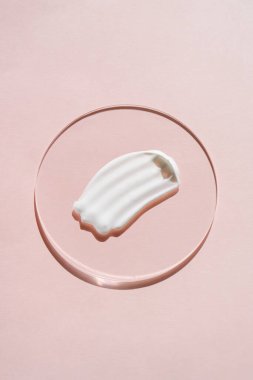 Pembe arka planda beyaz krema dokusu.