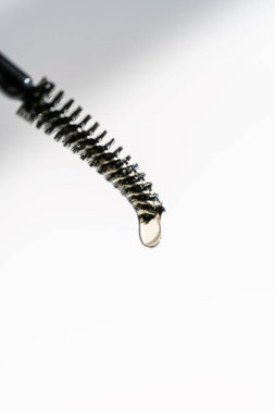 Kaşlar için bir damla yağ ve kirpikler fırçadan düşer.