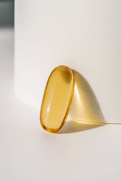 Капсулы с маслом на белом фоне