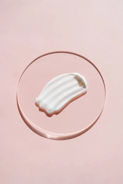 Pembe arka planda beyaz krema dokusu.