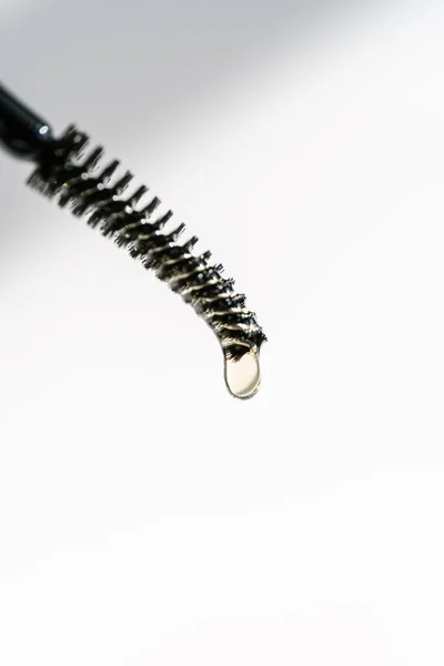 Kaşlar için bir damla yağ ve kirpikler fırçadan düşer.