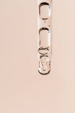 Kabarcıklı bir pipetin içinde kozmetik ürün.