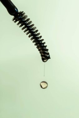 Kaşlar için bir damla yağ ve kirpikler fırçadan düşer.