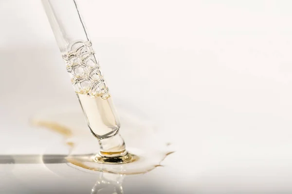 Kabarcıklı bir pipetin içinde kozmetik ürün.