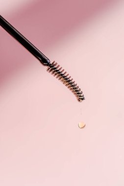 Kaşlar için bir damla yağ ve kirpikler fırçadan düşer.