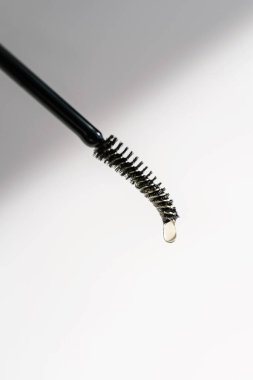 Kaşlar için bir damla yağ ve kirpikler fırçadan düşer.