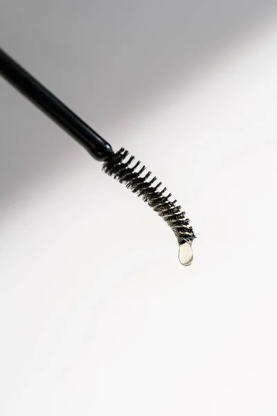Kaşlar için bir damla yağ ve kirpikler fırçadan düşer.